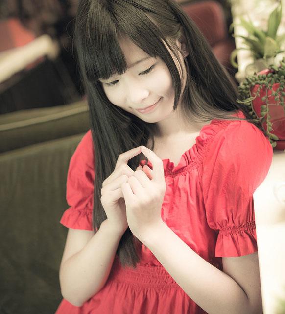 咖啡馆的萌妹子心形手势卖萌