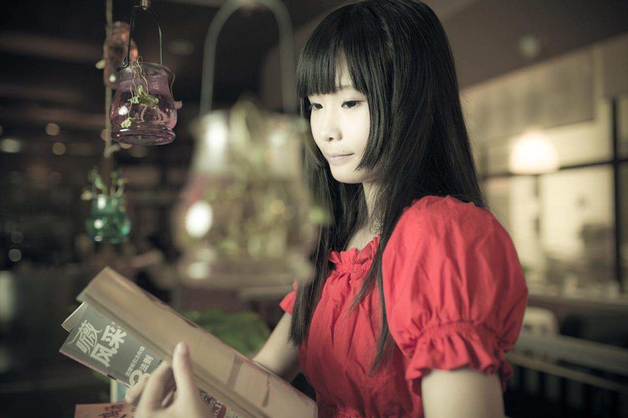 在吊兰之下，咖啡馆的萌妹子翻开一本叫《听薇》的杂志