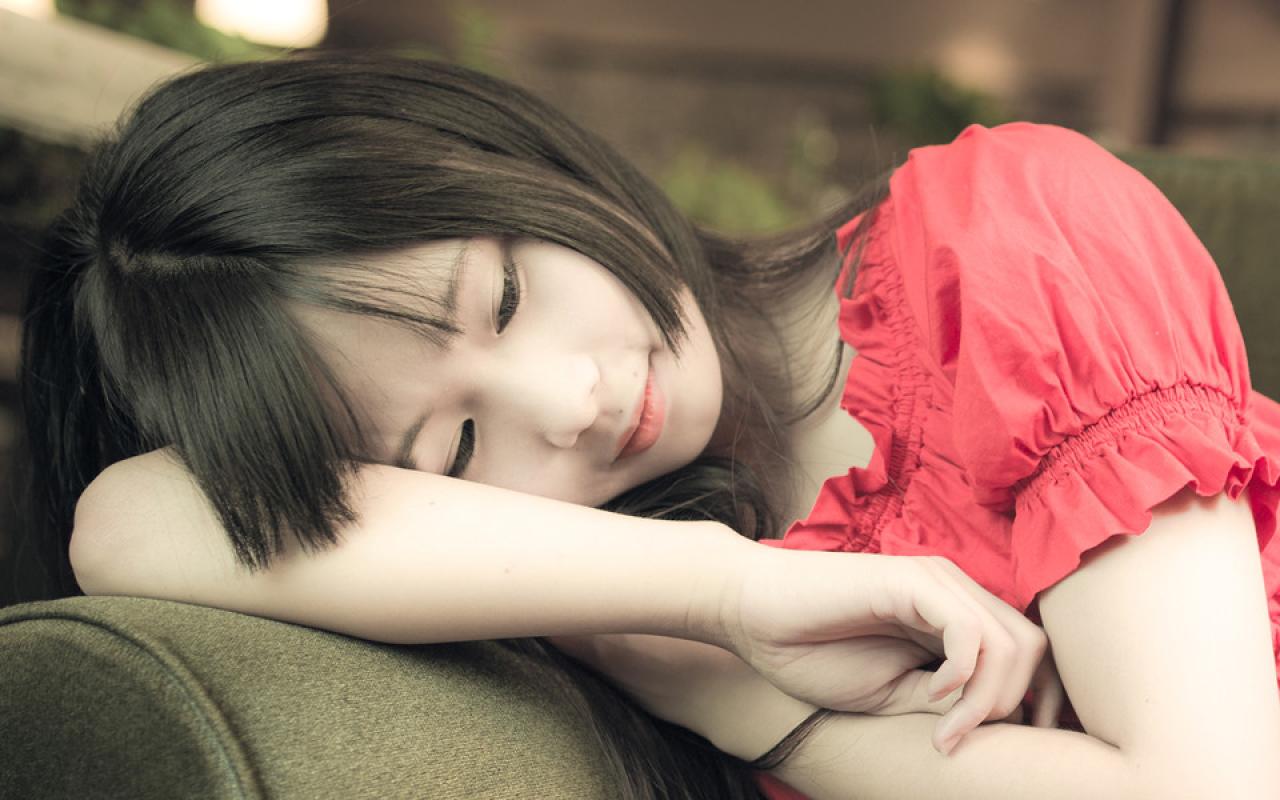 萌妹子侧身躺在沙发的扶手上 头部 横幅