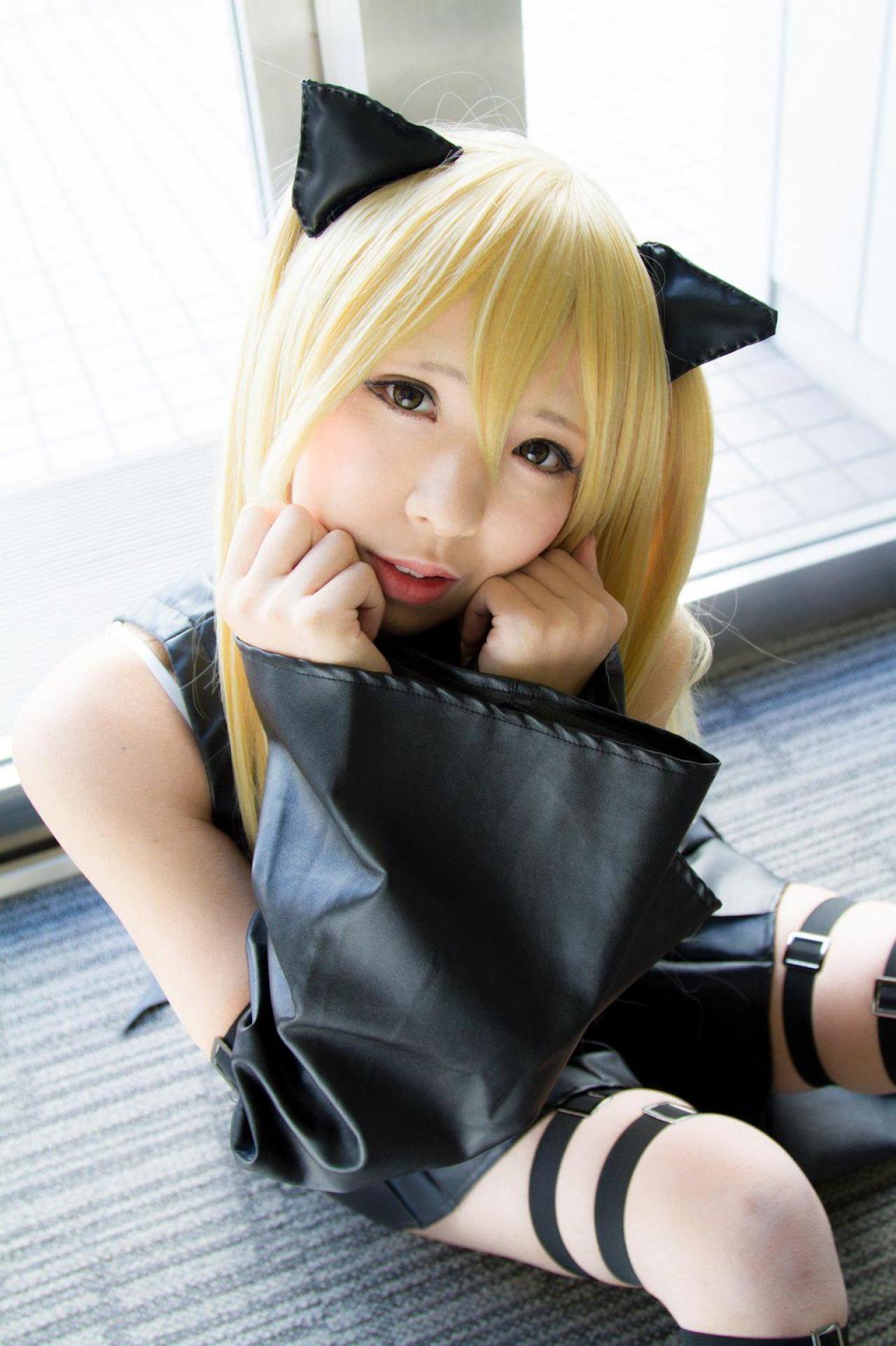 りっきゅん扮伊芙金色暗影双手扶脸作猫爪扮小猫卖萌 坐姿 立幅