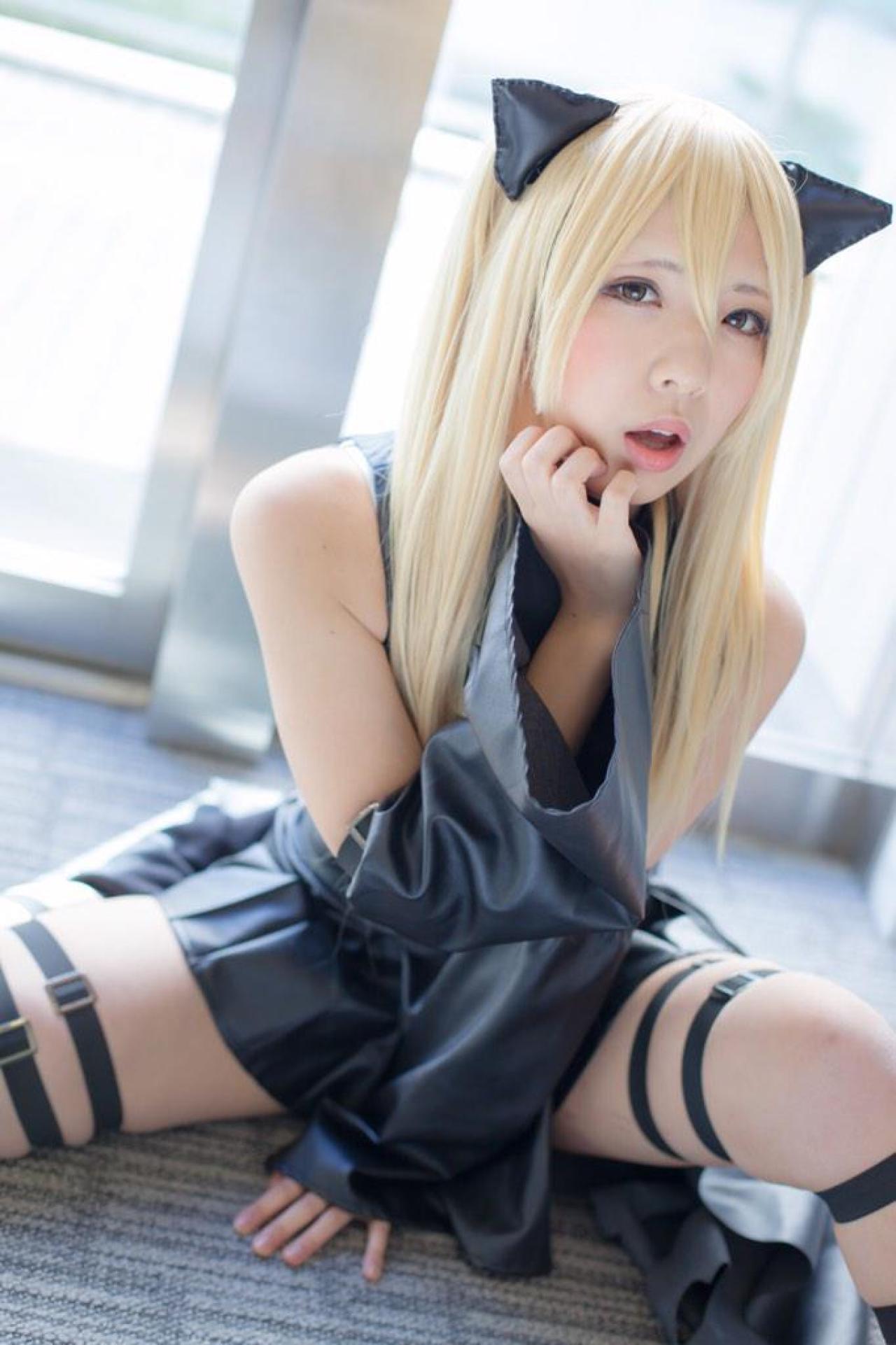 りっきゅん扮伊芙金色暗影右手轻扶脸庞，坐在窗前