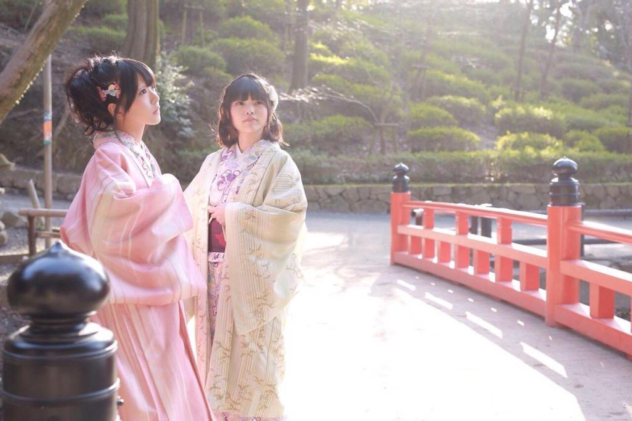 雪瀬 ハル和三夏（みっか）站在桥上