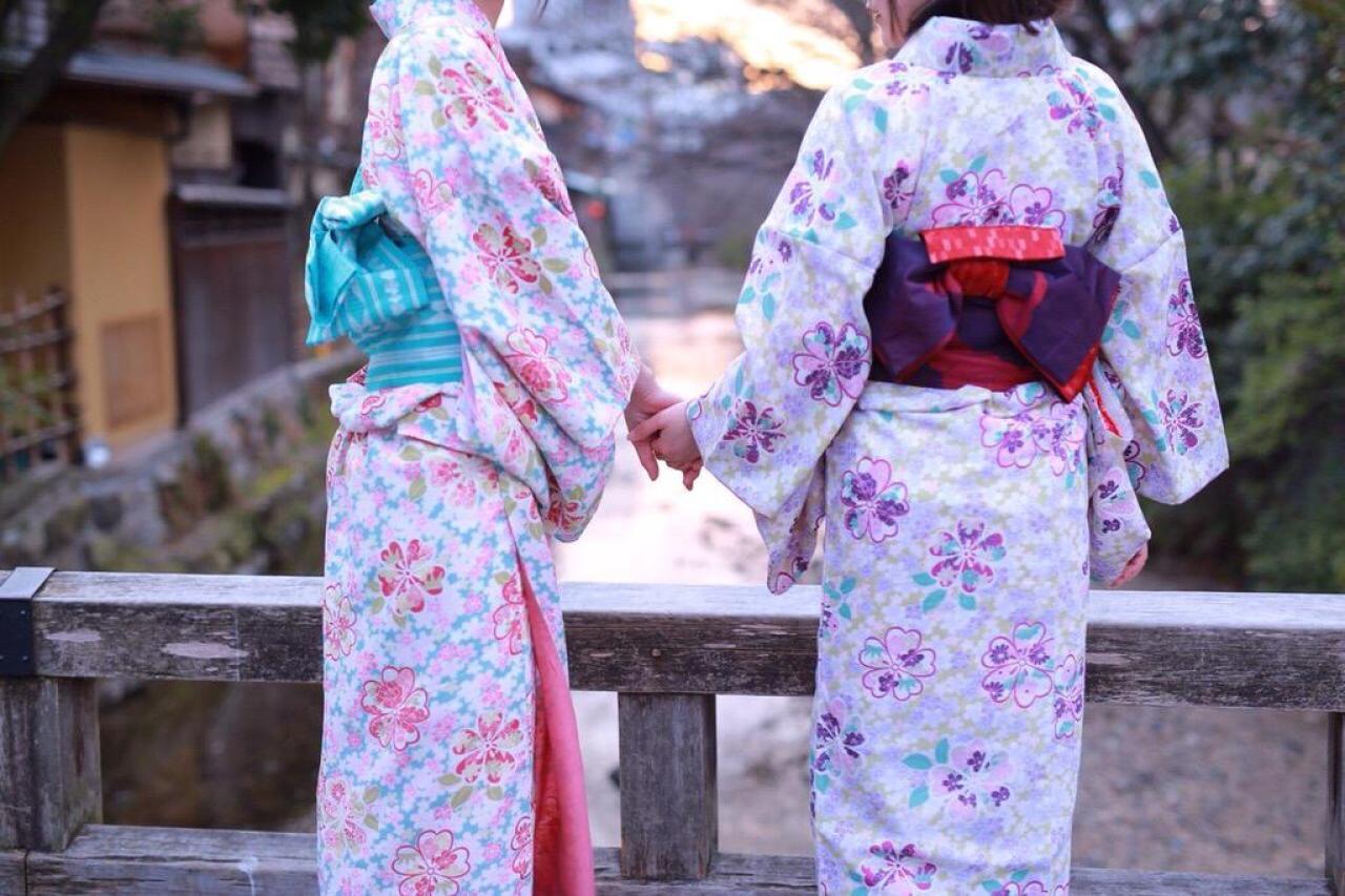 雪瀬 ハル和三夏（みっか）手拉手扶栏眺望 背影 正面