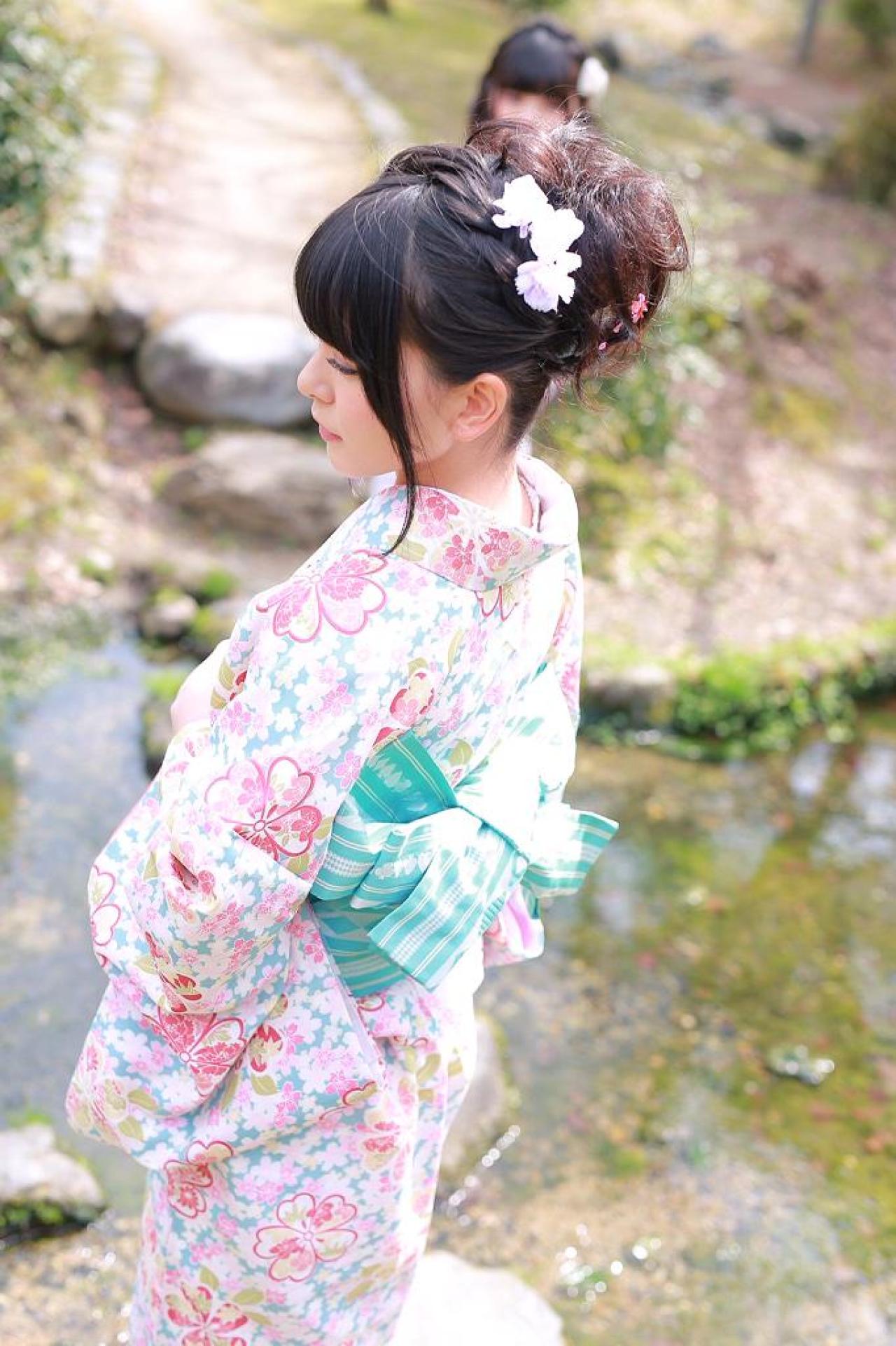 雪瀬 ハル站在溪边的背影