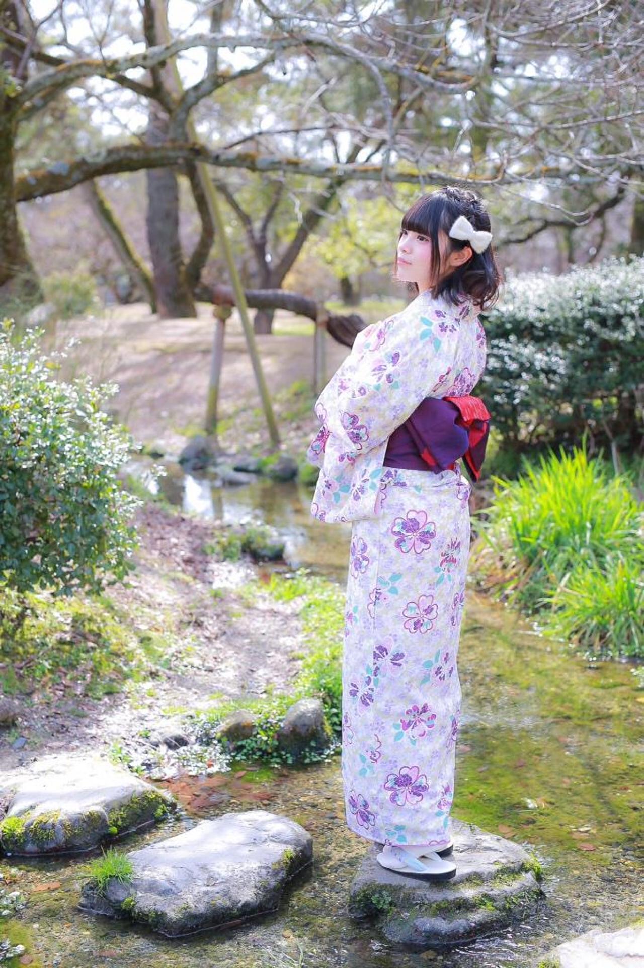 三夏（みっか）站在溪水中间的石台，回眸站立