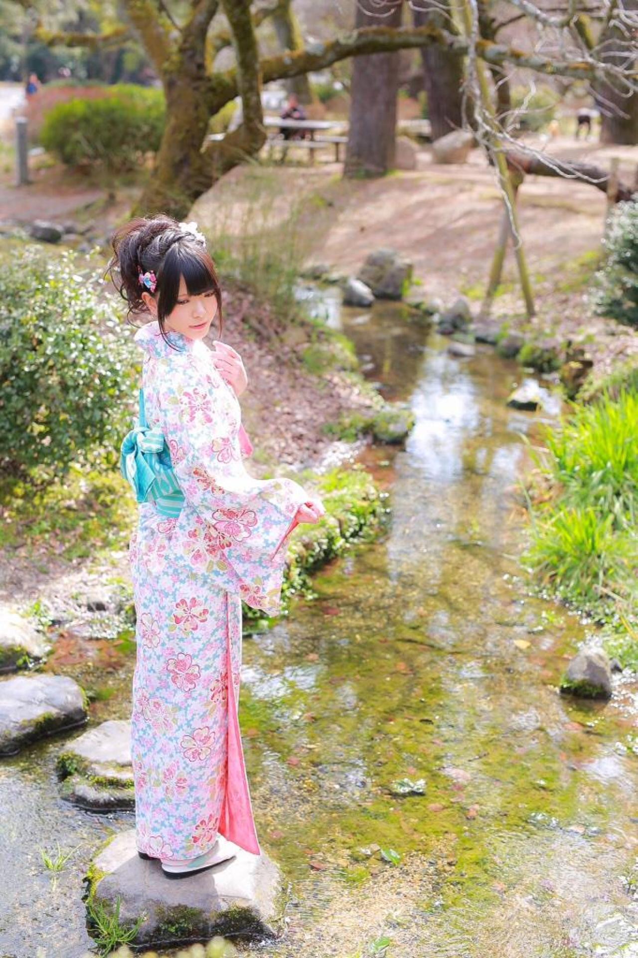 雪瀬 ハル站在溪边，回眸的侧面