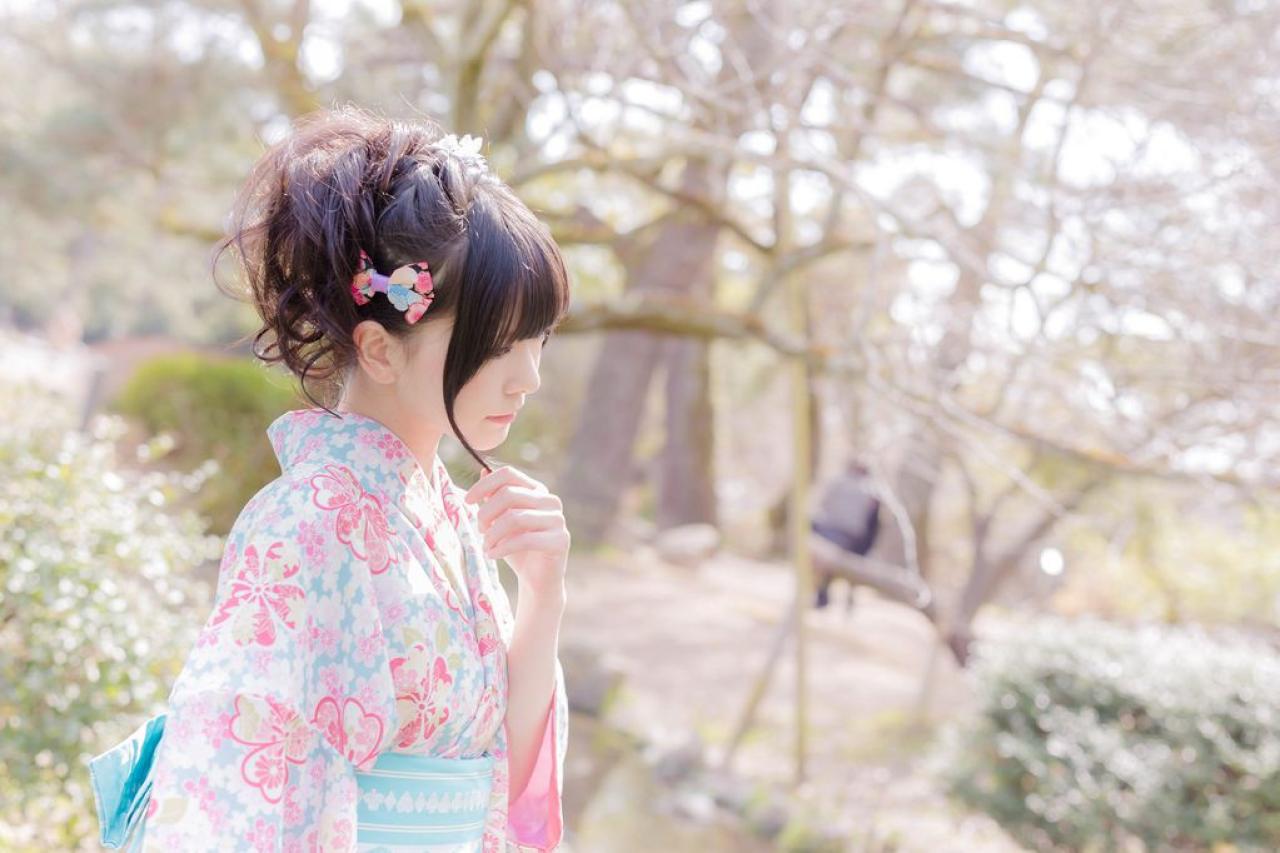 雪瀬 ハル轻抚刘海儿 上半身 横幅