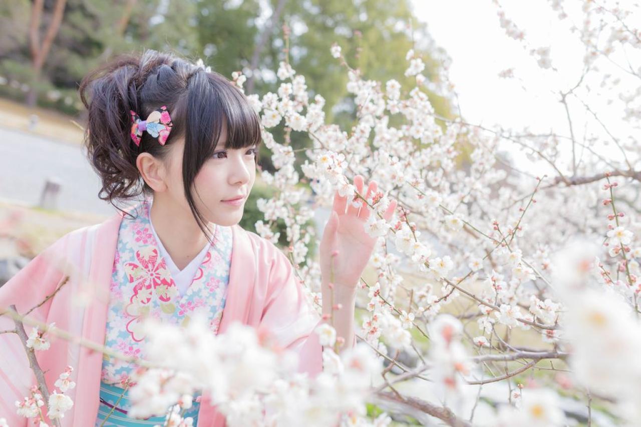 雪瀬 ハル轻扶樱花枝条