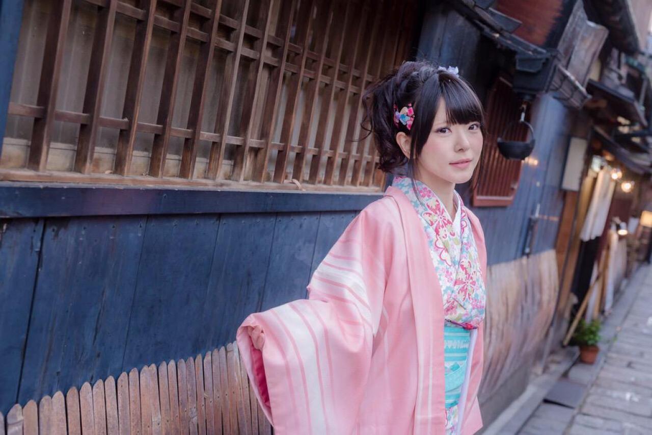 雪瀬 ハル站在墙边 上半身 横幅