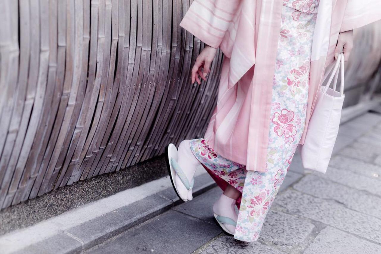 雪瀬 ハル站在墙边 下半身 横幅