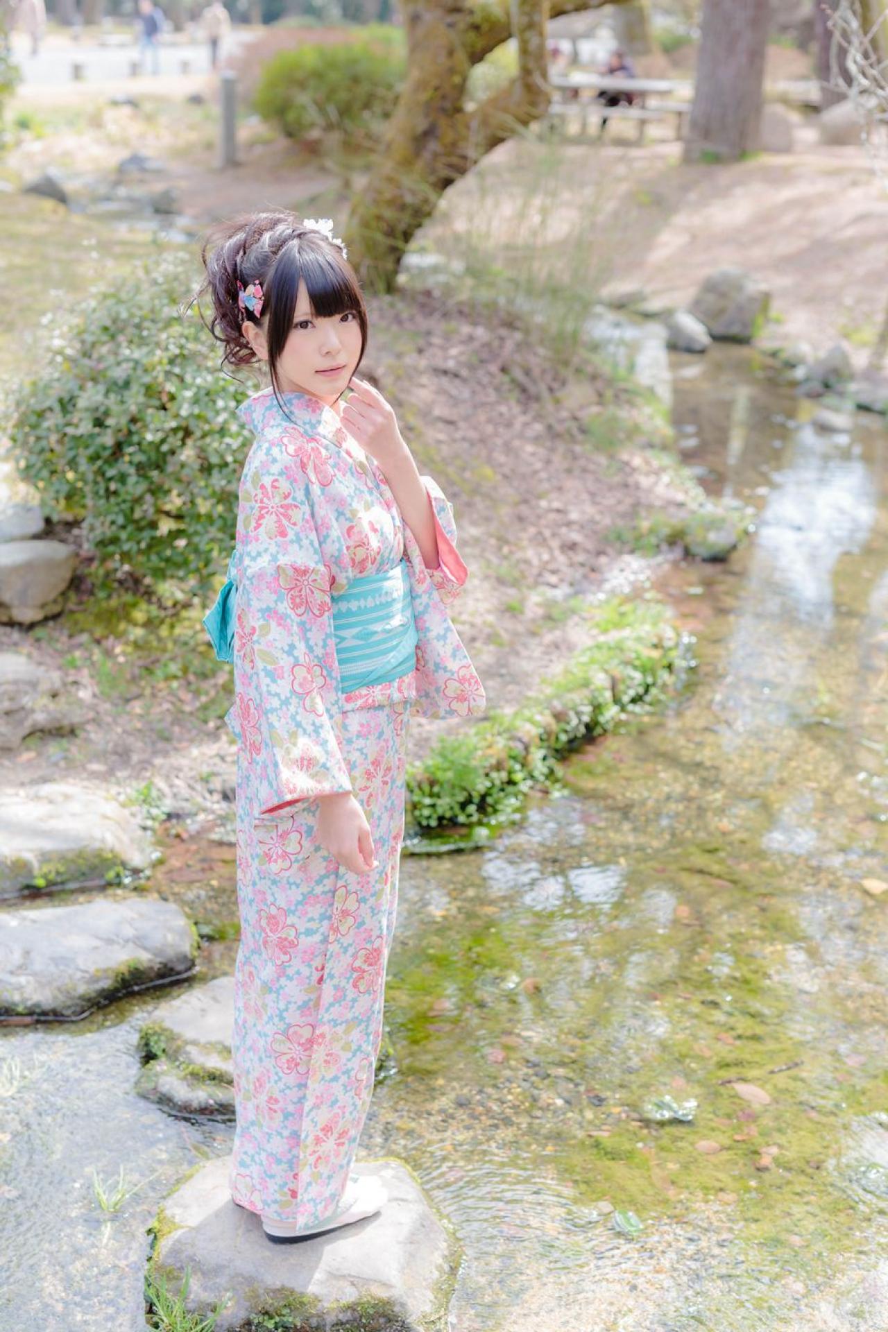 雪瀬 ハル站在溪水中间的石台上