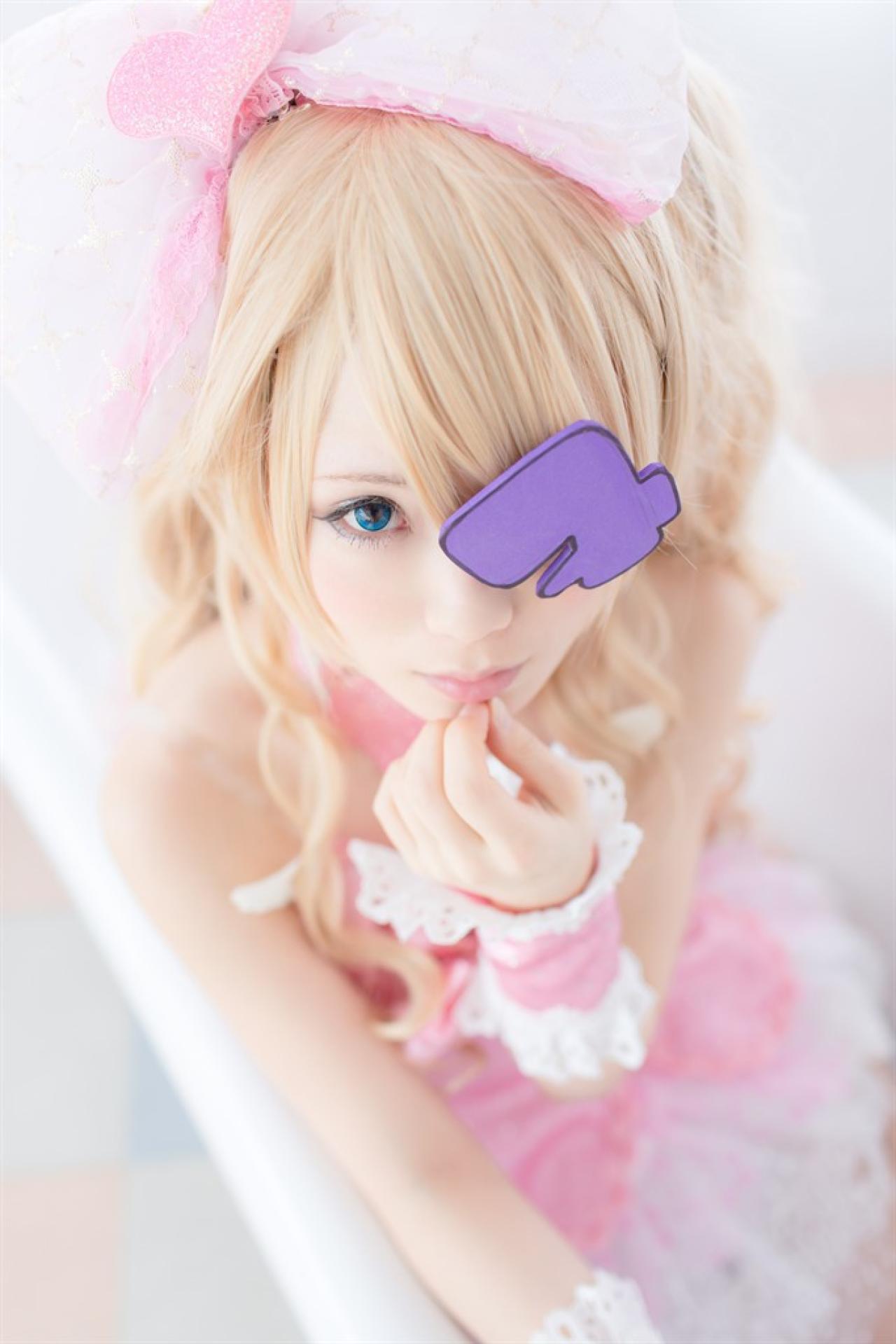 倉坂くるる扮针目缝左手轻抚唇角，坐在浴缸里