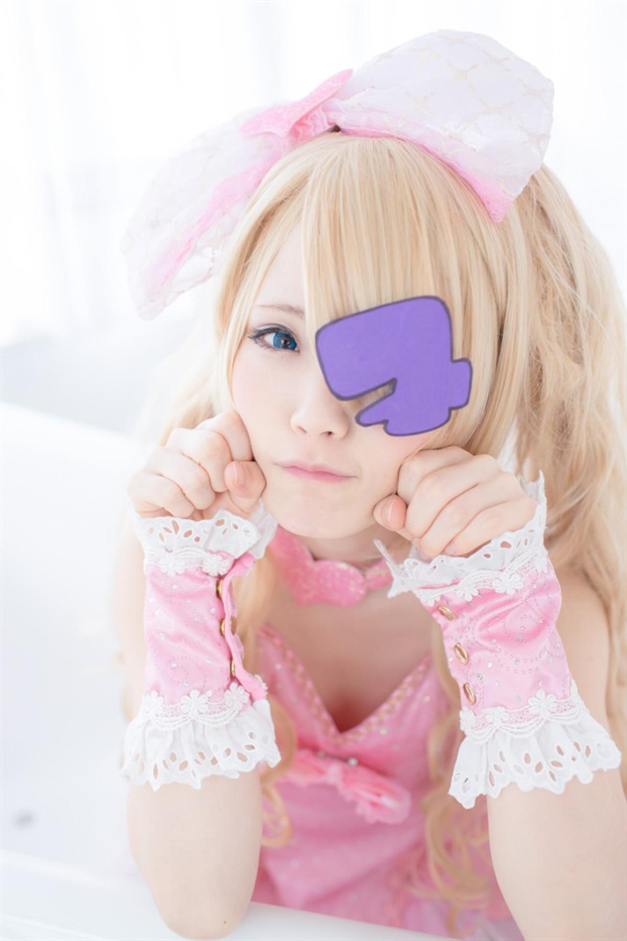 倉坂くるる扮针目缝扒在浴缸边缘双手作猫爪扮小猫卖萌