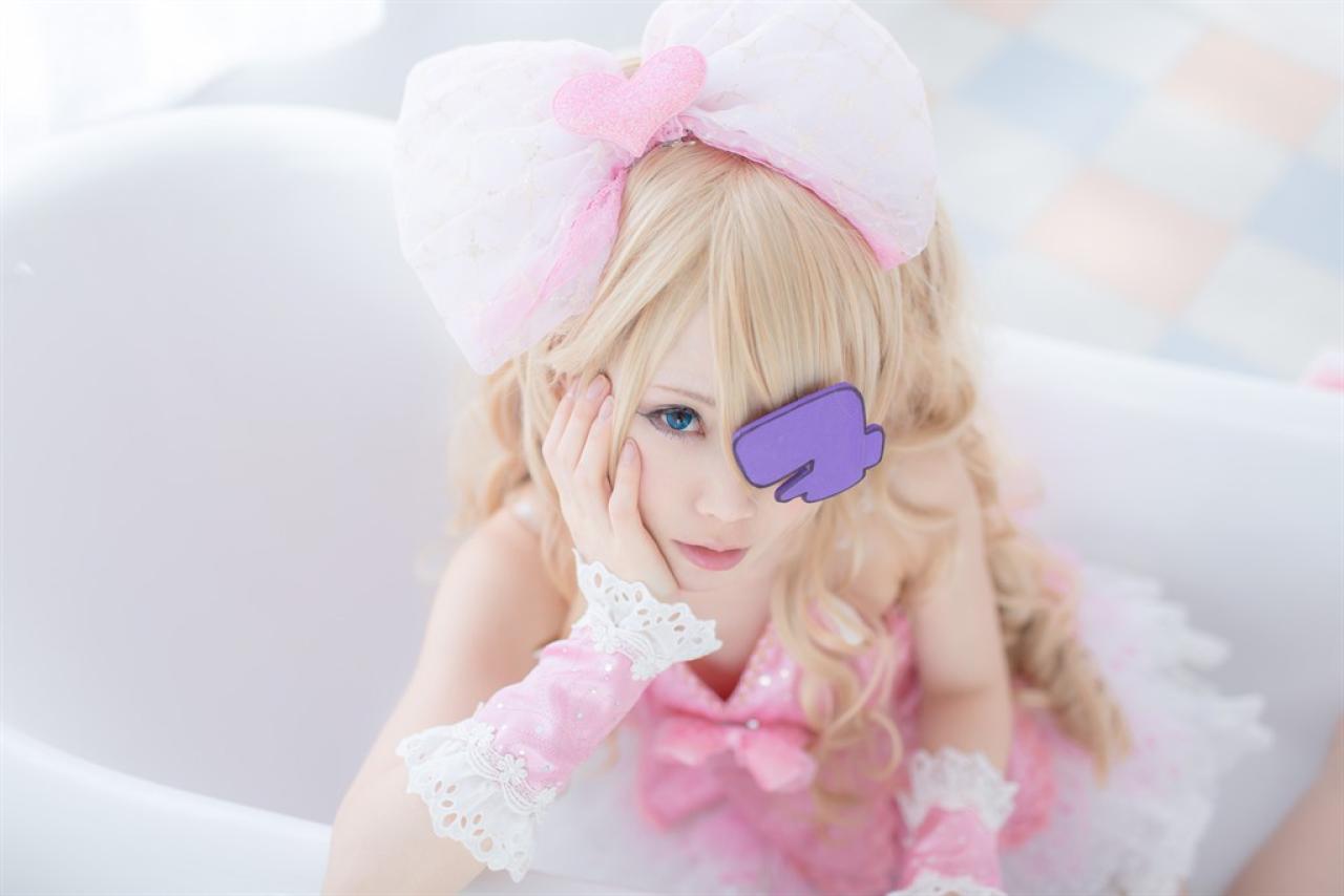 倉坂くるる扮针目缝坐在浴缸，右手扶着脸颊