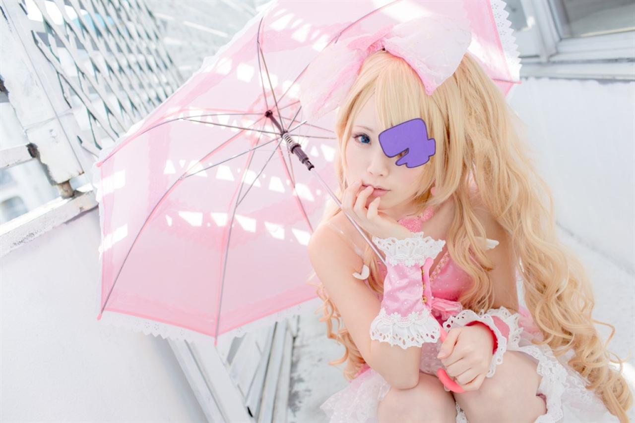 倉坂くるる扮针目缝撑伞蹲坐在窗檐