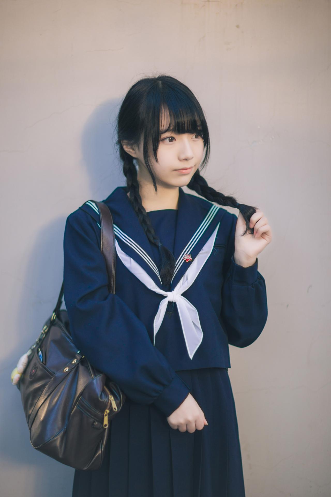 红提子捏着麻花辫 正面 立幅