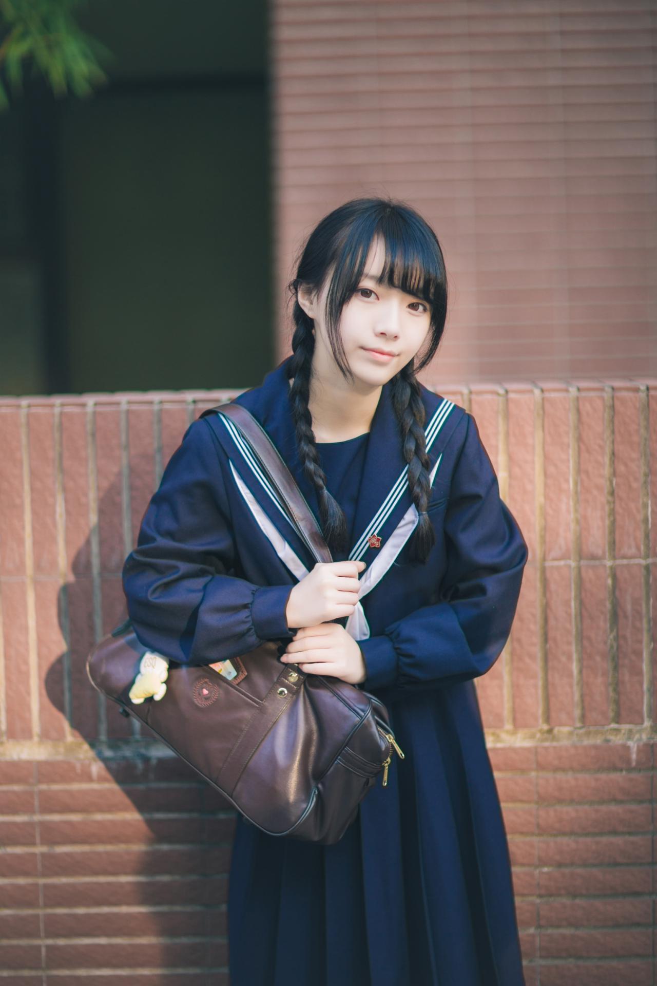 红提子挎着包站在红墙旁 正面 立幅