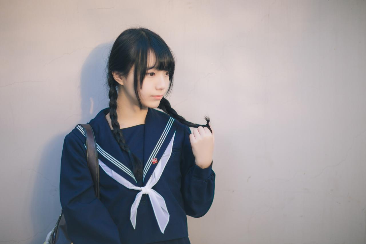 红提子捏着麻花辫 正面 上半身 横幅