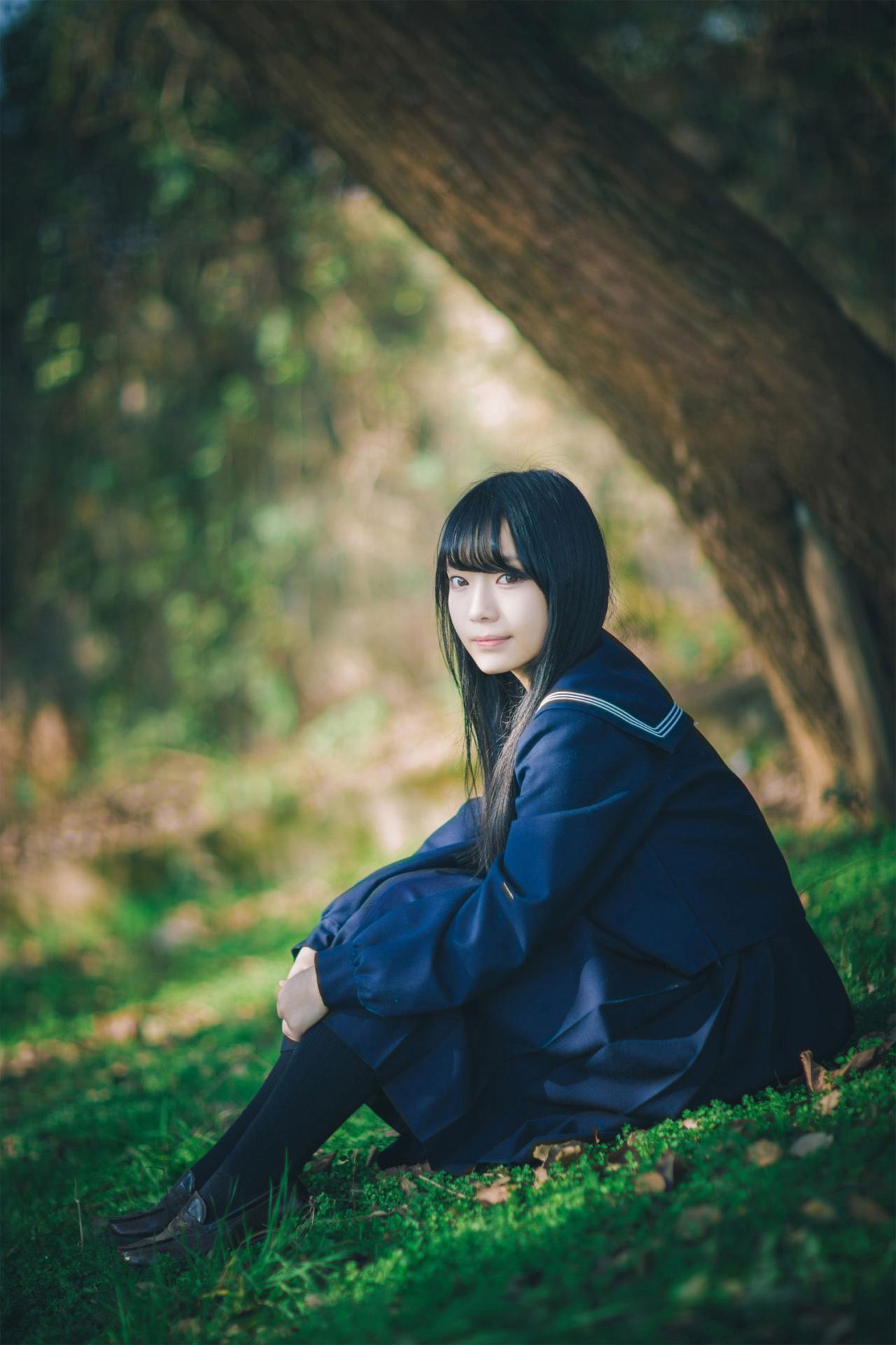 林间，红提子侧身坐在草地 横幅