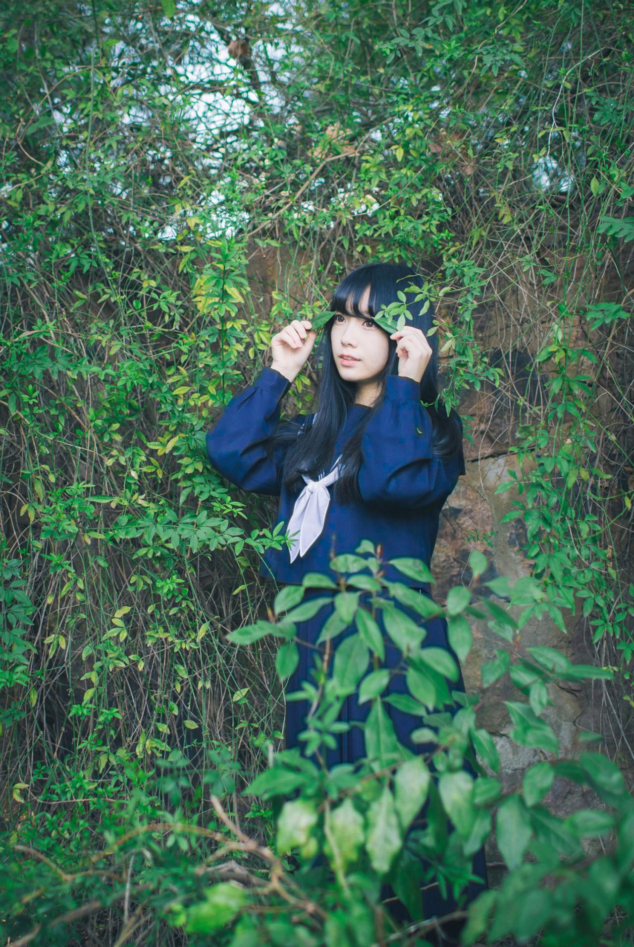 红提子捏着两片绿叶遮住眼睛 全身 立幅