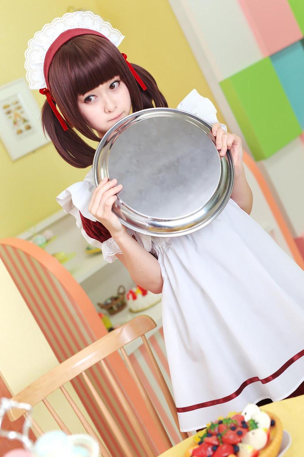 とめと扮女仆端着盘子撇嘴卖萌