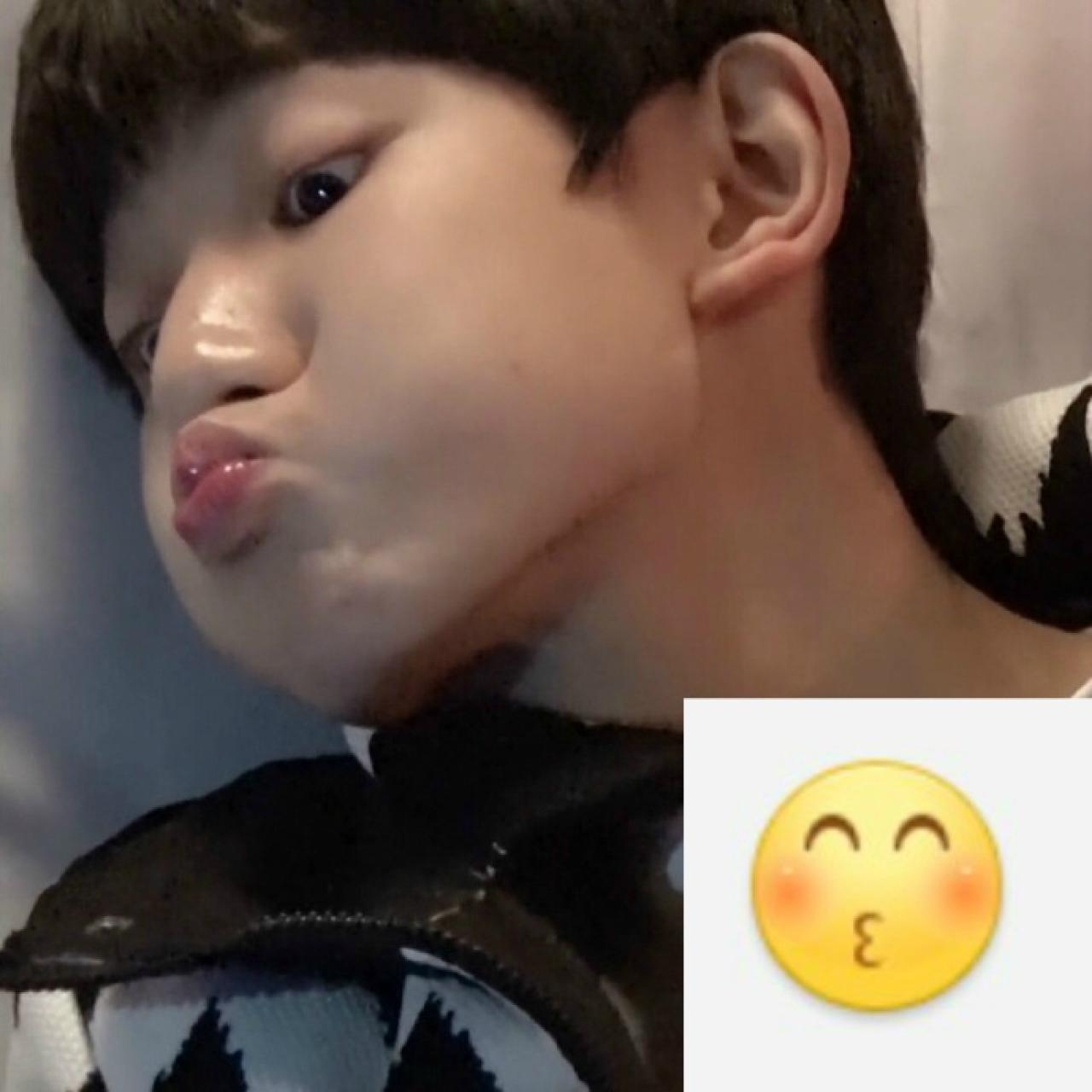 王源嘟嘴卖萌表情