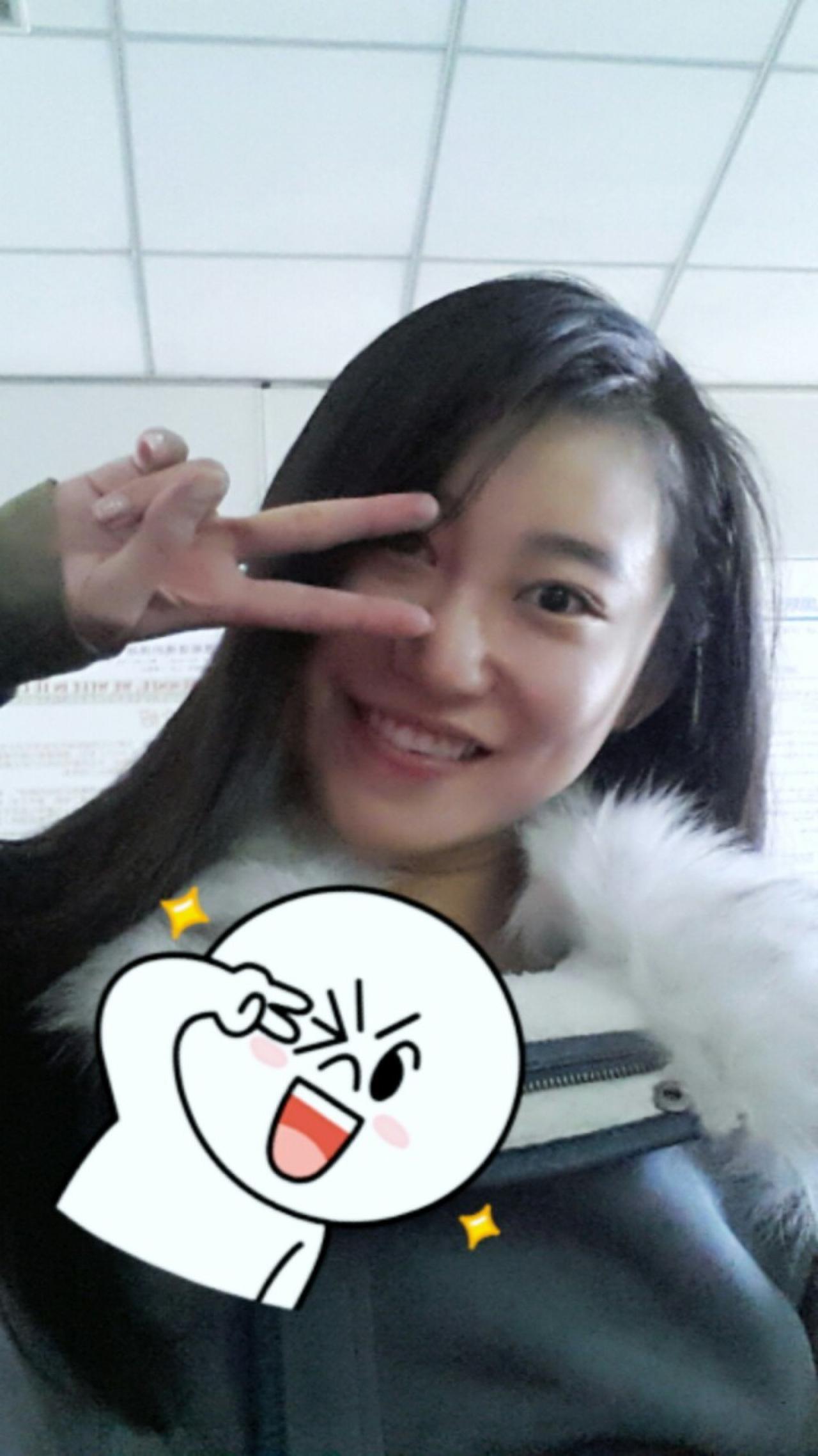 萌妹子模仿馒头人作剪刀手眨眼卖萌表情