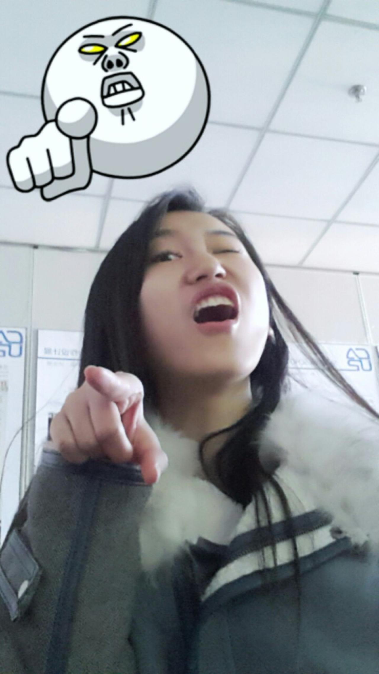 萌妹子模仿馒头人竖食指，张大嘴巴表情：放学别走！