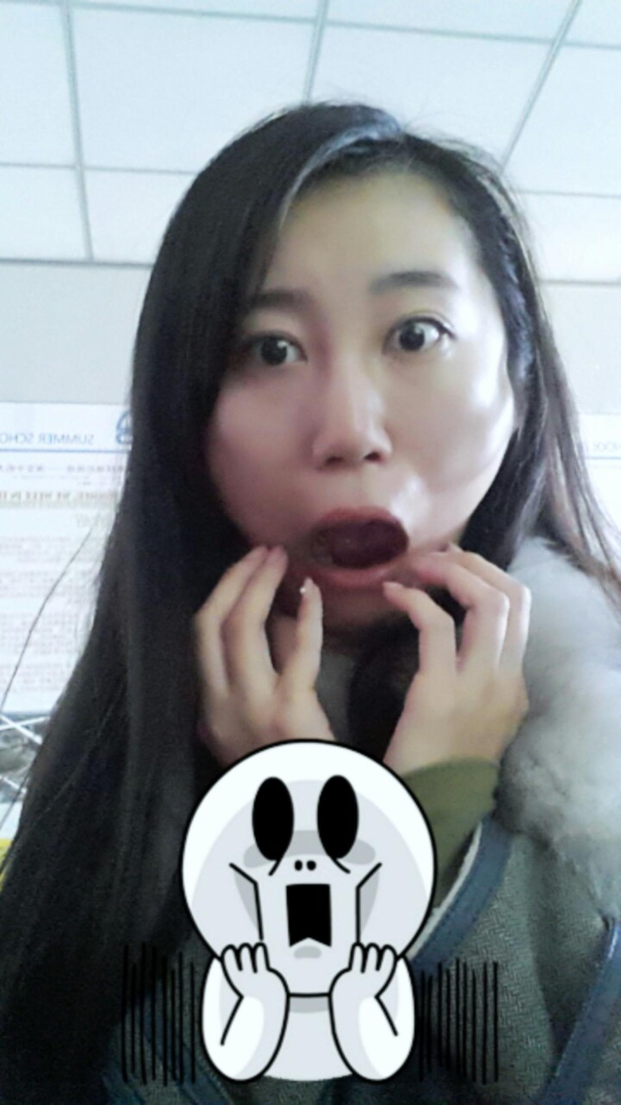 萌妹子模仿馒头人捂脸惊讶表情