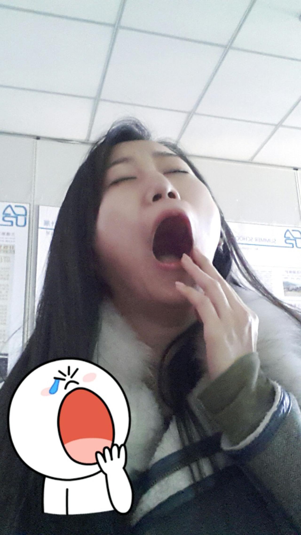 萌妹子模仿馒头人打哈欠表情