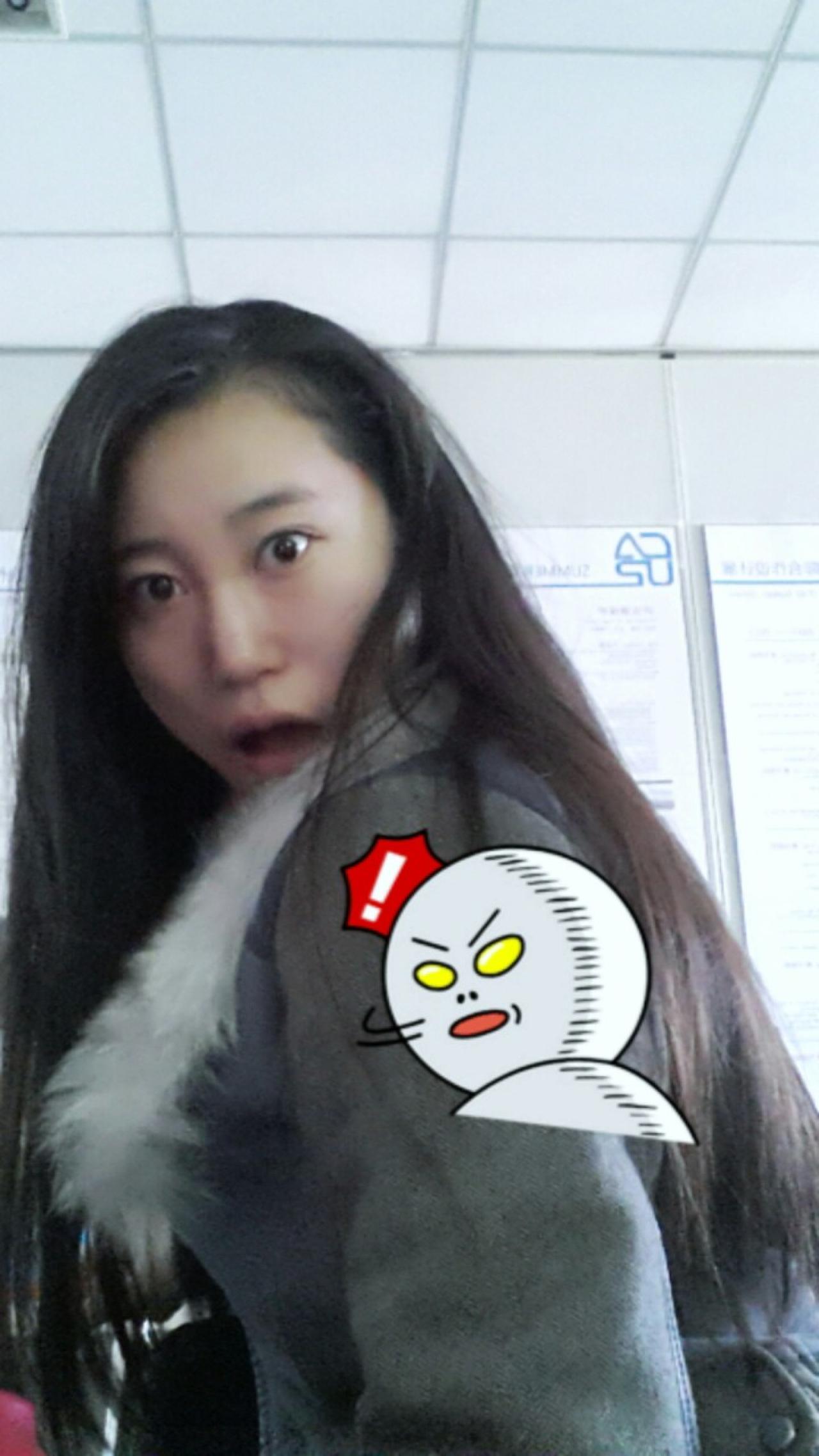 萌妹子模仿馒头人回眸惊讶表情