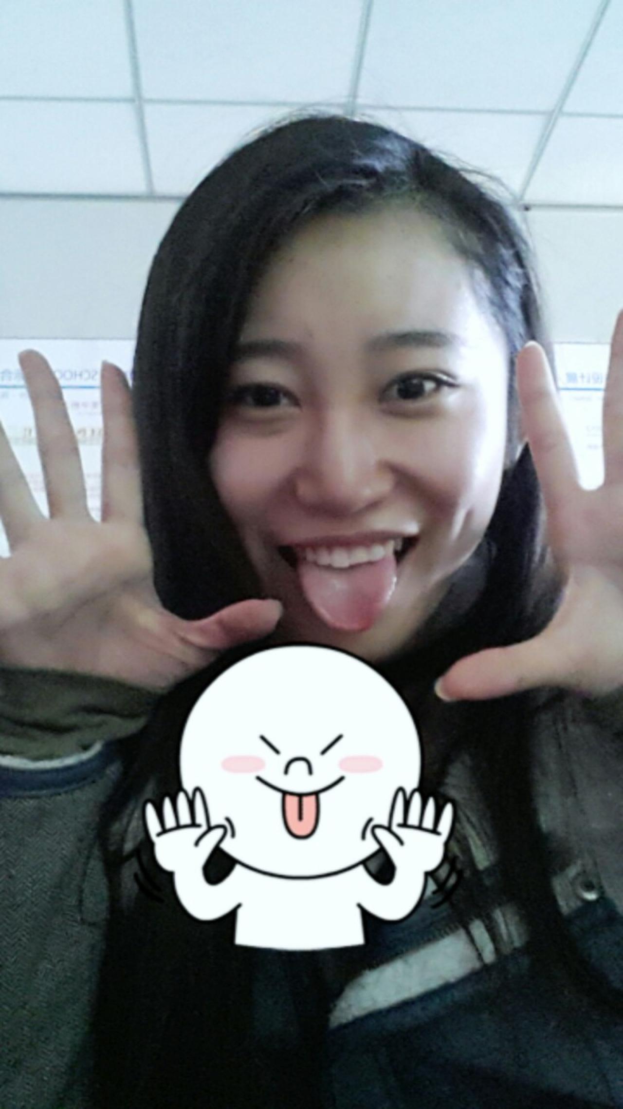 萌妹子模仿馒头人吐舌卖萌表情