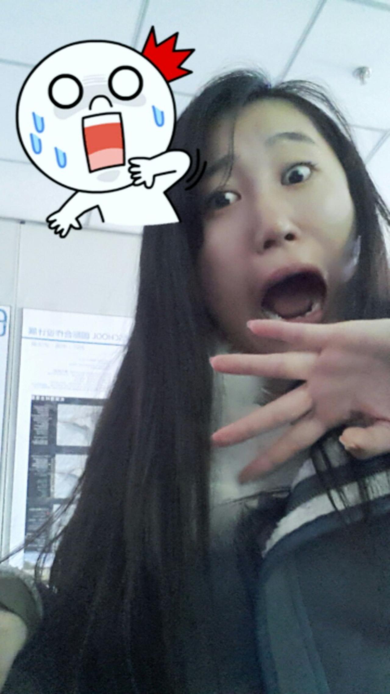 萌妹子模仿馒头人流汗吃惊表情