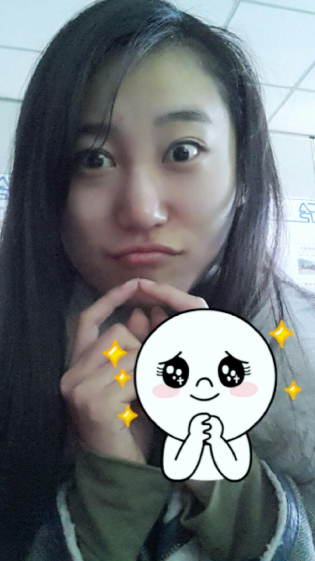 萌妹子模仿馒头人抵手指变乖表情