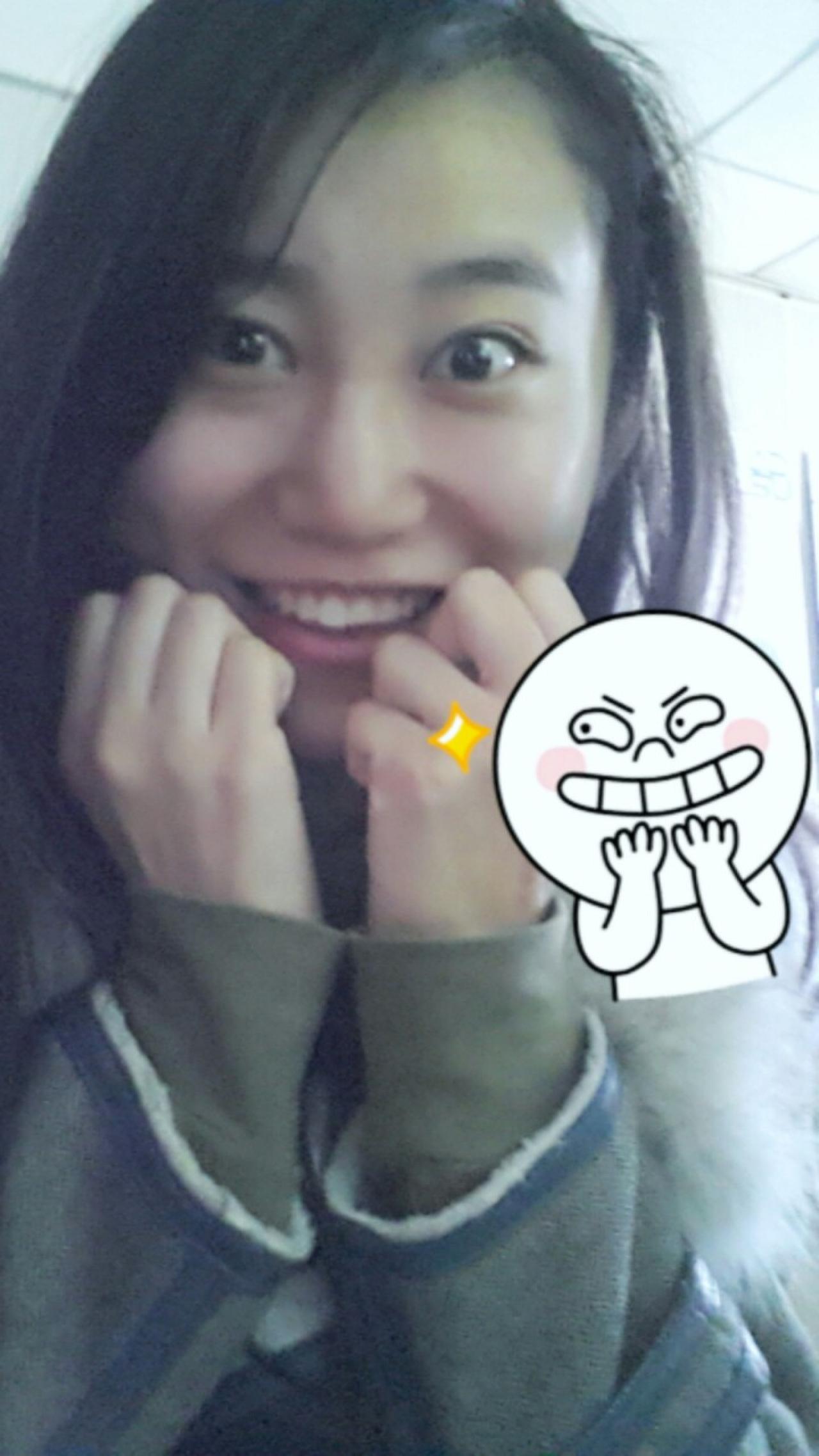 萌妹子模仿馒头人扶脸咧嘴窃笑表情