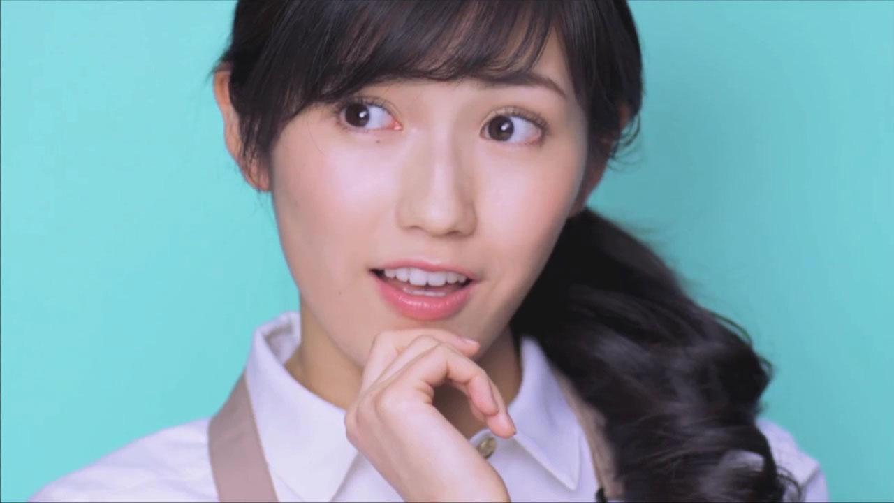 自信满满，轻抚下巴思考中的渡边麻友表情