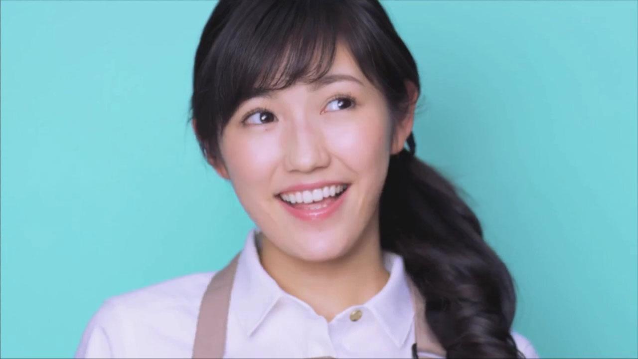 咧嘴微笑的渡边麻友表情