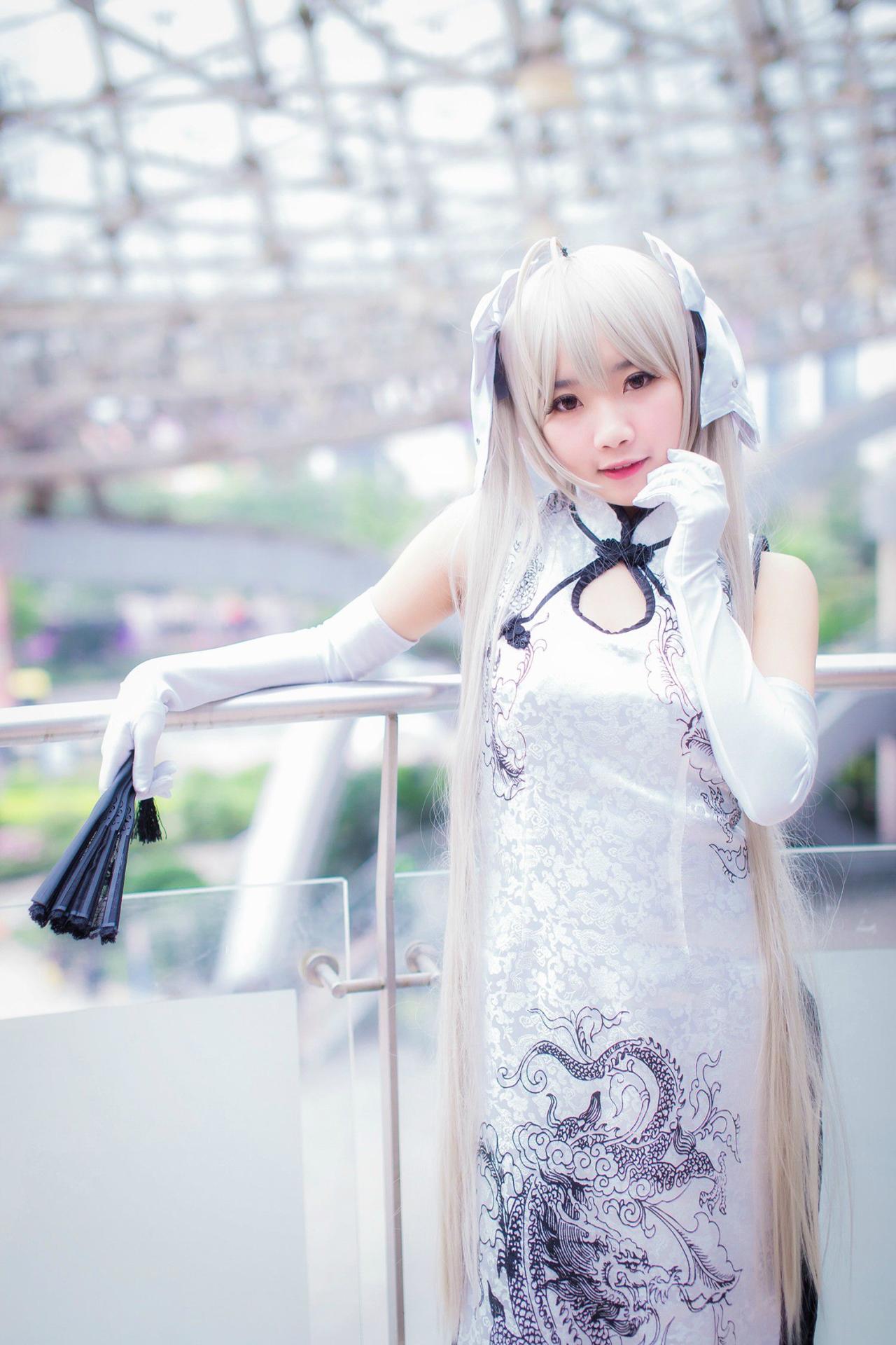 Chanlyco鬼畜瑶扮春日野穹右手搭在栏杆上 站姿 立幅