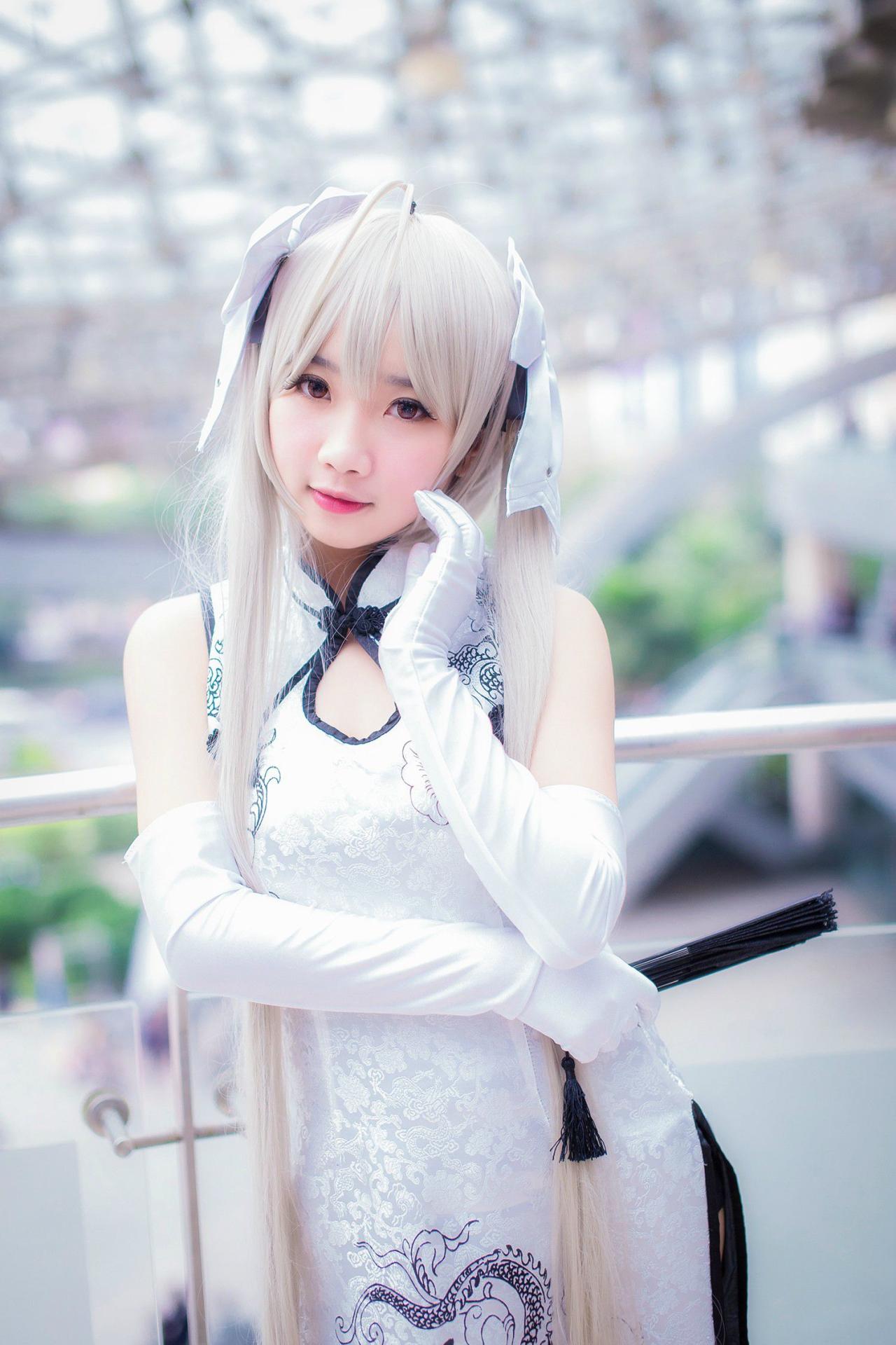 Chanlyco鬼畜瑶扮春日野穹站在栏杆前 立幅