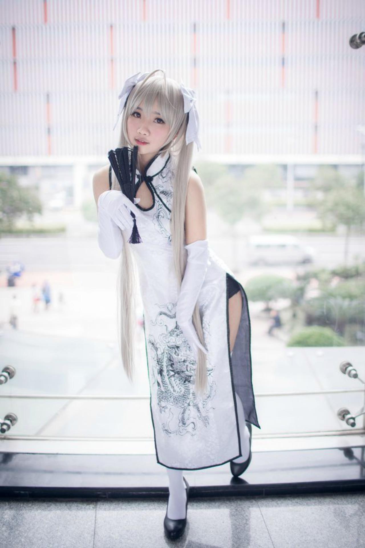 Chanlyco鬼畜瑶前倾身子，持扇请帖下巴 站姿 立幅