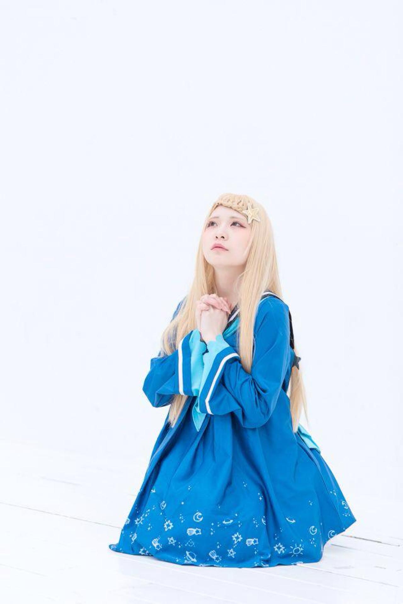 ぱんつぇれら双手五指交叉，放在胸前，跪坐在地上，望向天空，祈祷的姿势