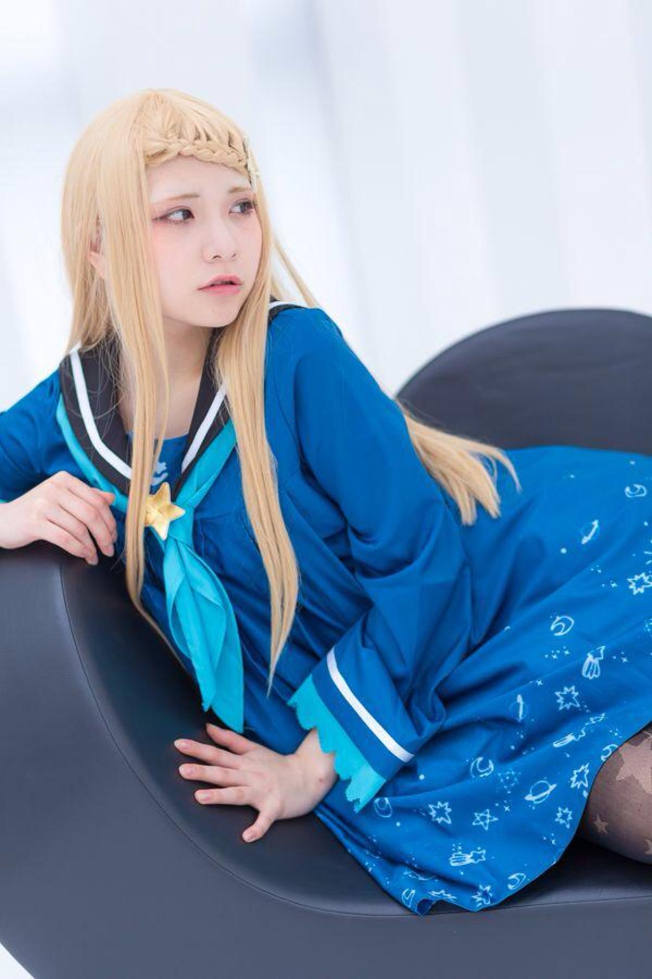 ぱんつぇれら靠在沙发扶手上