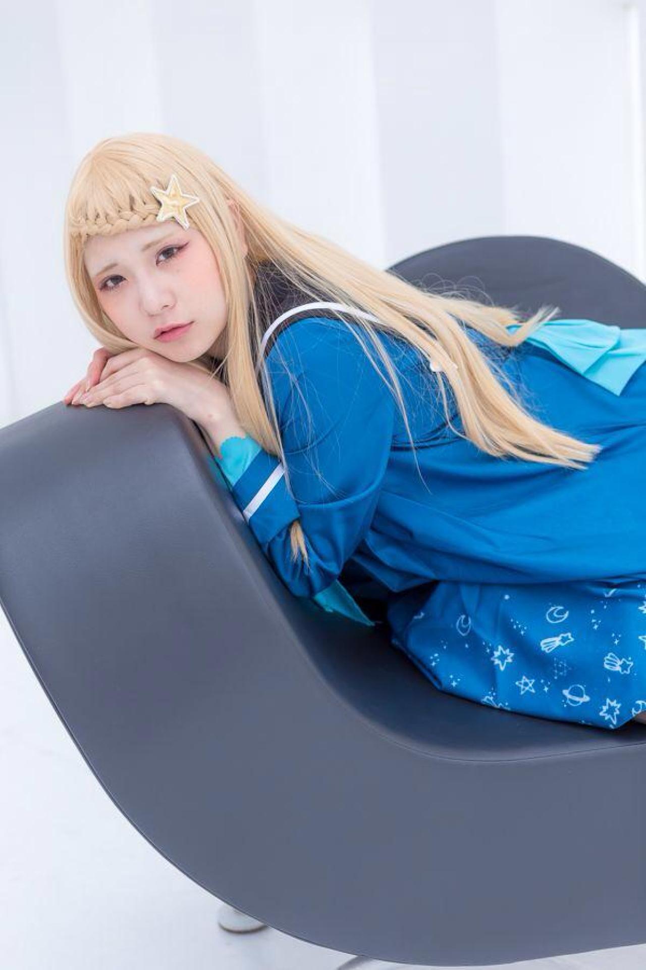 ぱんつぇれら双手扒在沙发扶手上