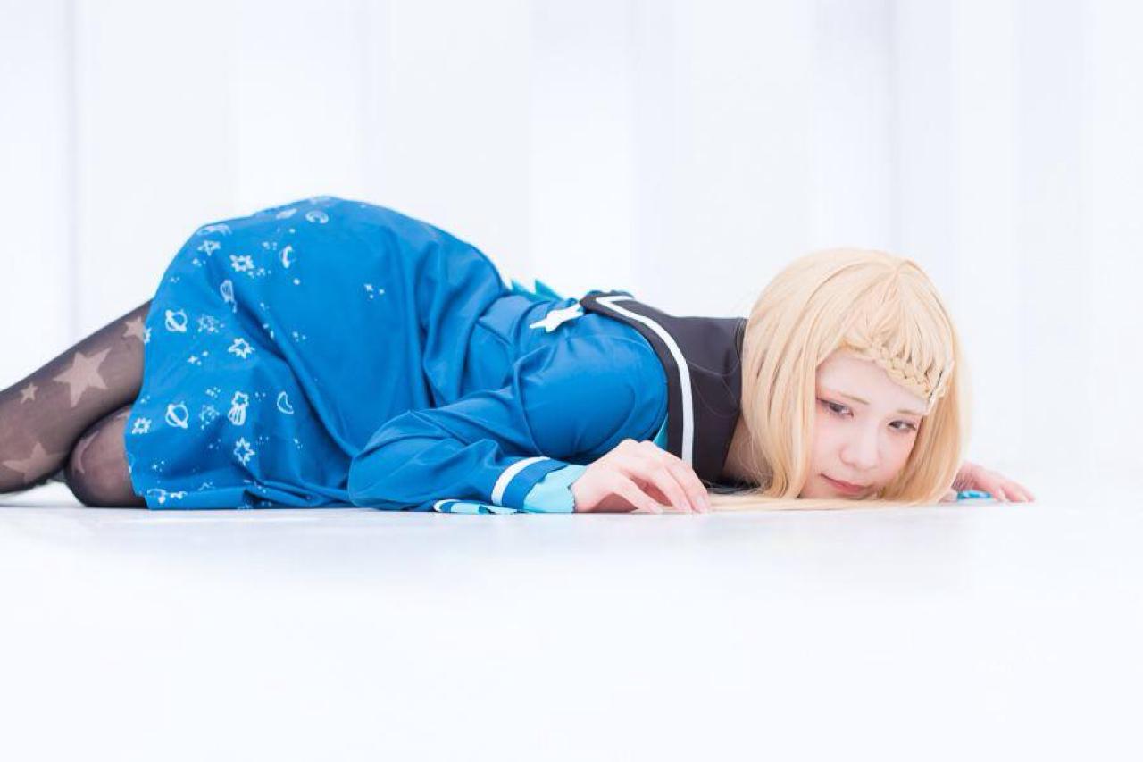 ぱんつぇれら扒在地上，嘟嘴看着发梢