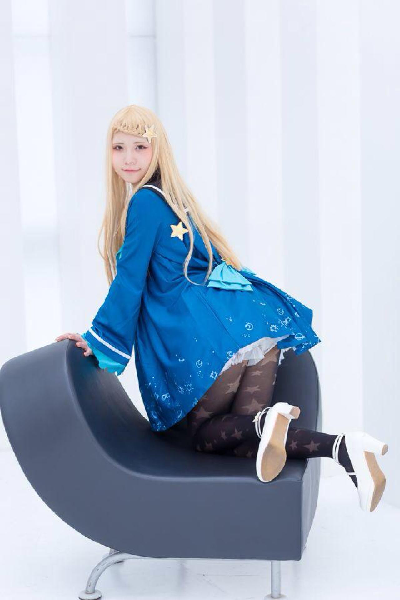 ぱんつぇれら跪坐在沙发上，回眸的姿势