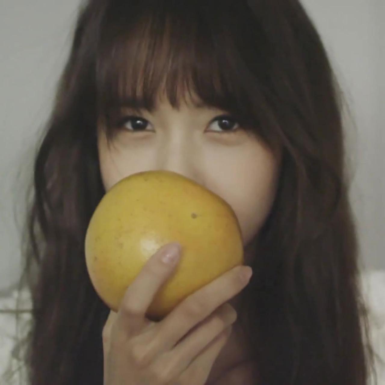 亲吻葡萄柚的林允儿表情