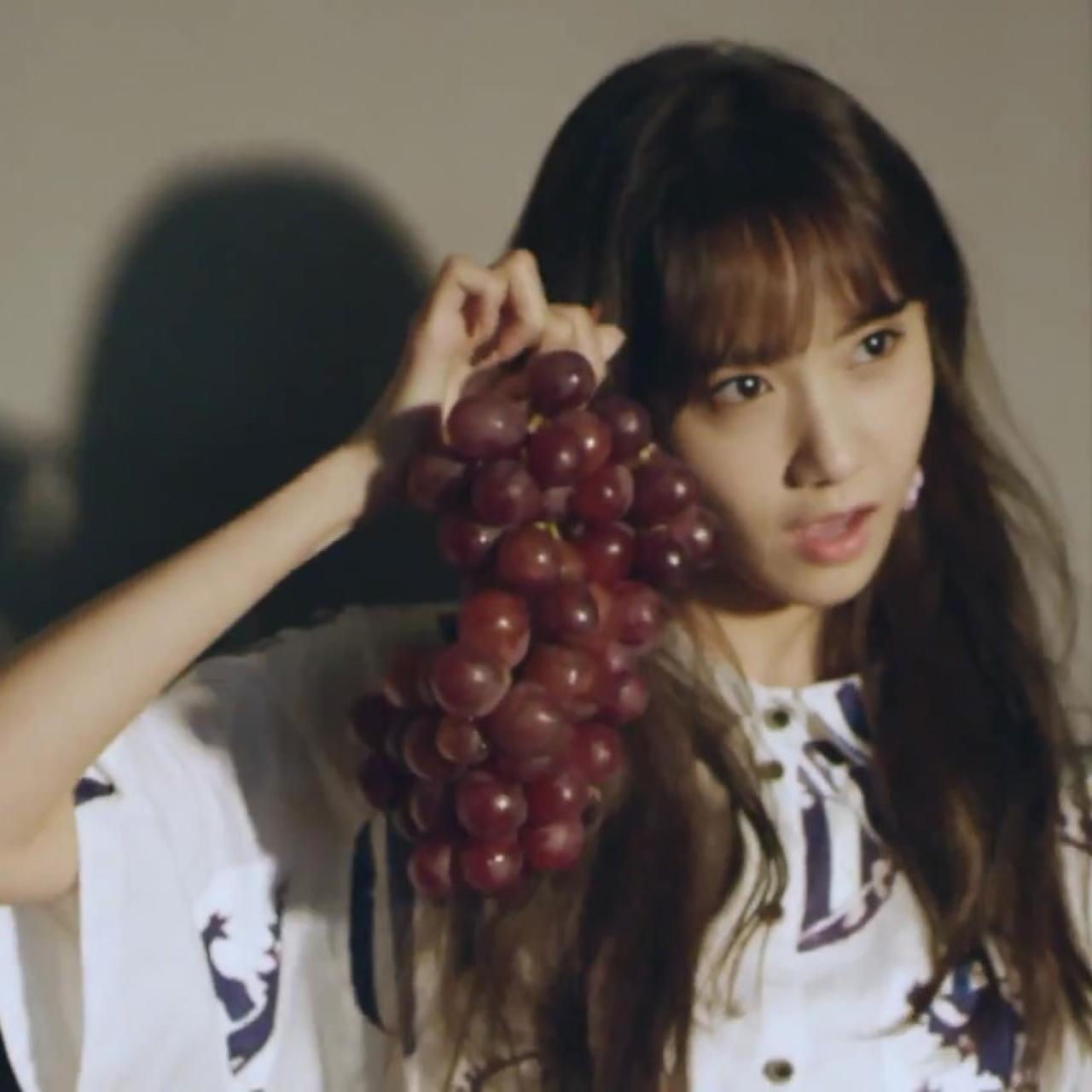 拿着葡萄的林允儿表情