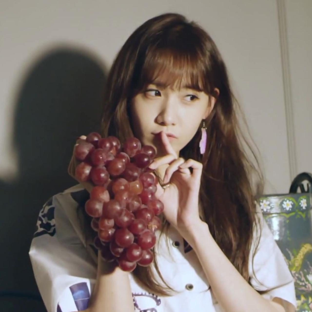 拿着葡萄作嘘手势卖萌的林允儿表情