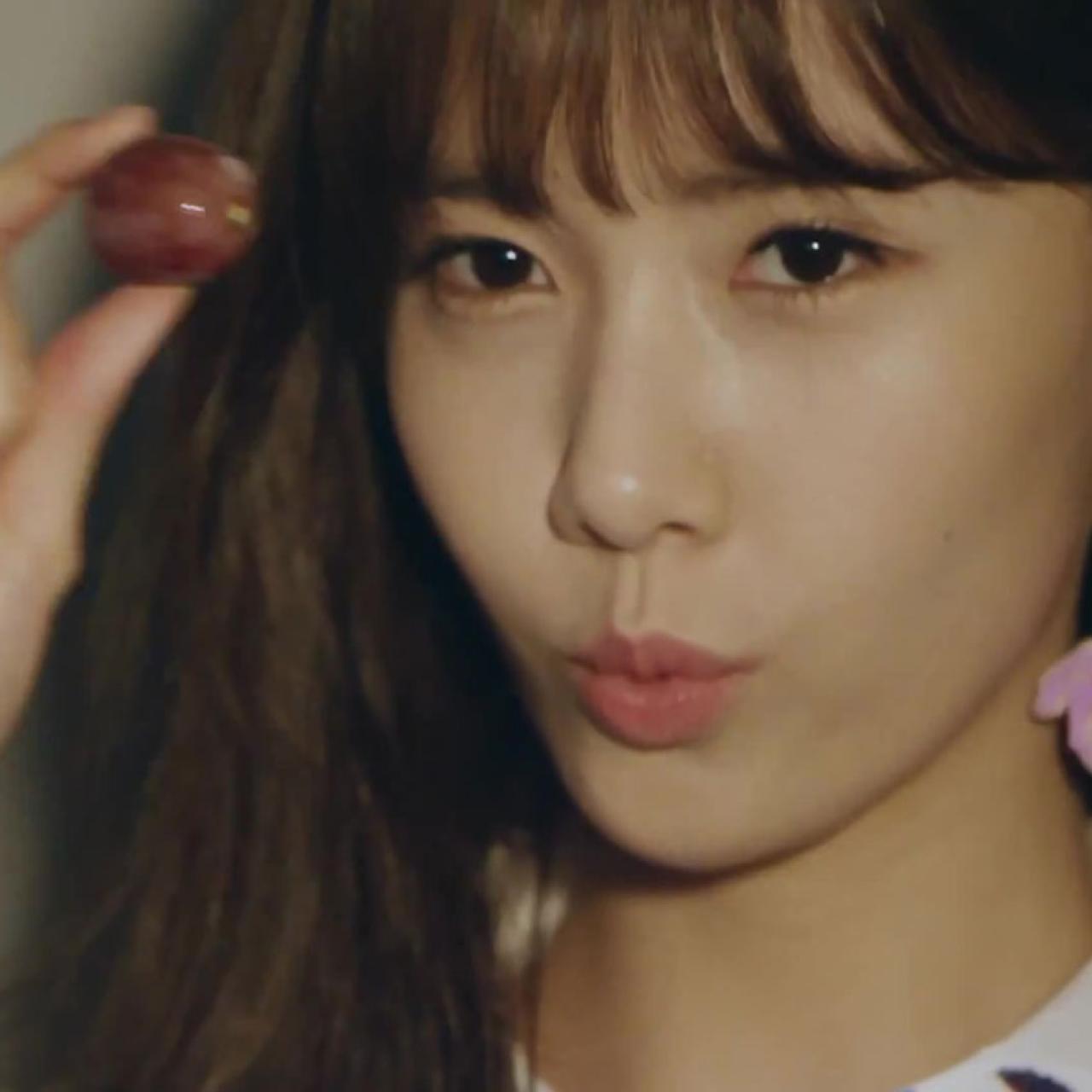 拿着一颗葡萄，嘟嘴卖萌的林允儿表情