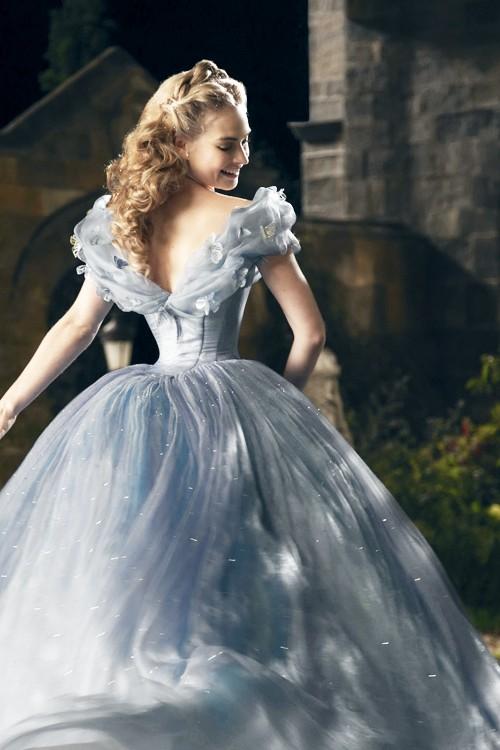 刚刚换上蓝裙子欣喜的灰姑娘手机壁纸